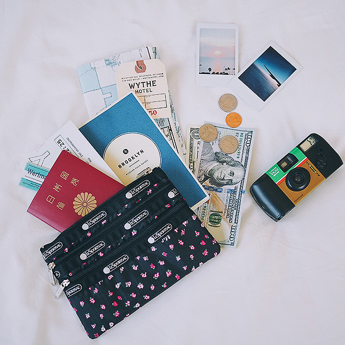 コンパクトながら収納力がある「3 ジップ コスメティック」