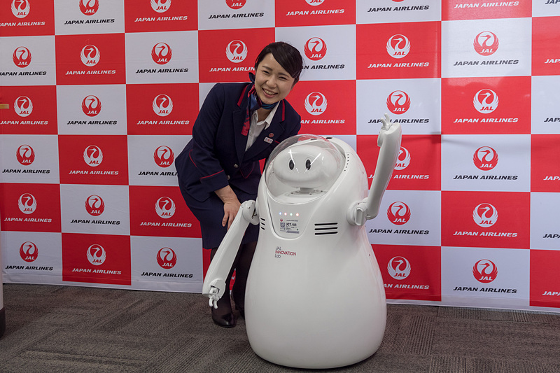 記者会見に臨むアバターロボット「JET」