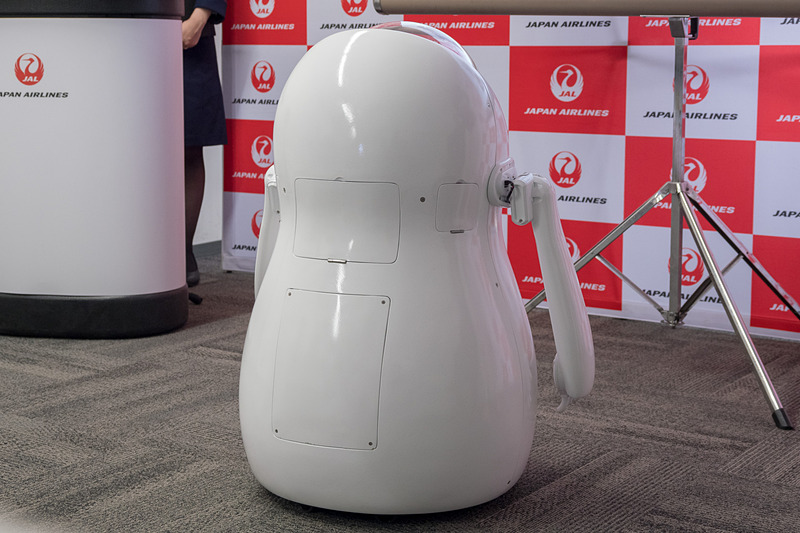 後ろはカバーに覆われているが、制御PCやバッテリなどが収められている