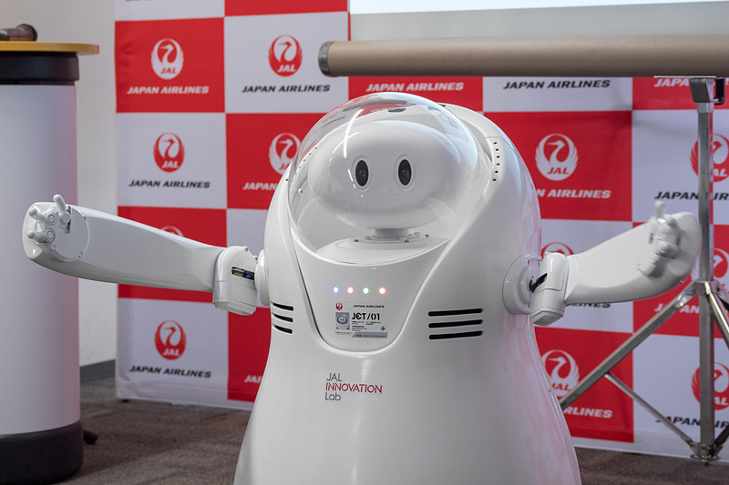 JETは肩と指が駆動可能。人にケガをさせるなどを事故を防ぐためトルクを抑えており、物を持っての行動は考慮していないという