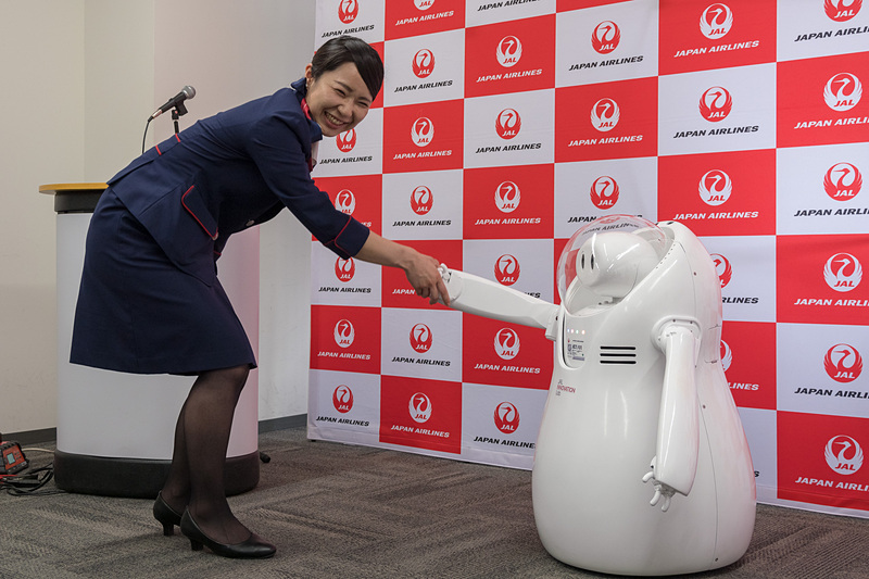 JETは肩と指が駆動可能。人にケガをさせるなどを事故を防ぐためトルクを抑えており、物を持っての行動は考慮していないという