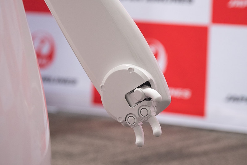 JETは肩と指が駆動可能。人にケガをさせるなどを事故を防ぐためトルクを抑えており、物を持っての行動は考慮していないという