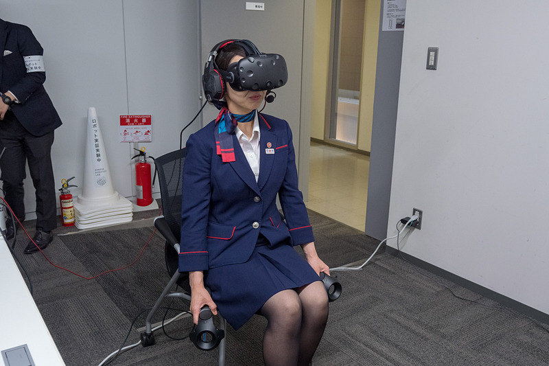 操作は人の手で行なうのが特徴。操作にはVR技術を使っている