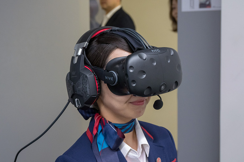 操作は人の手で行なうのが特徴。操作にはVR技術を使っている