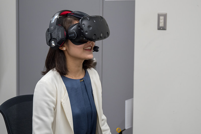 話し相手によって目の高さや位置を変えて接客