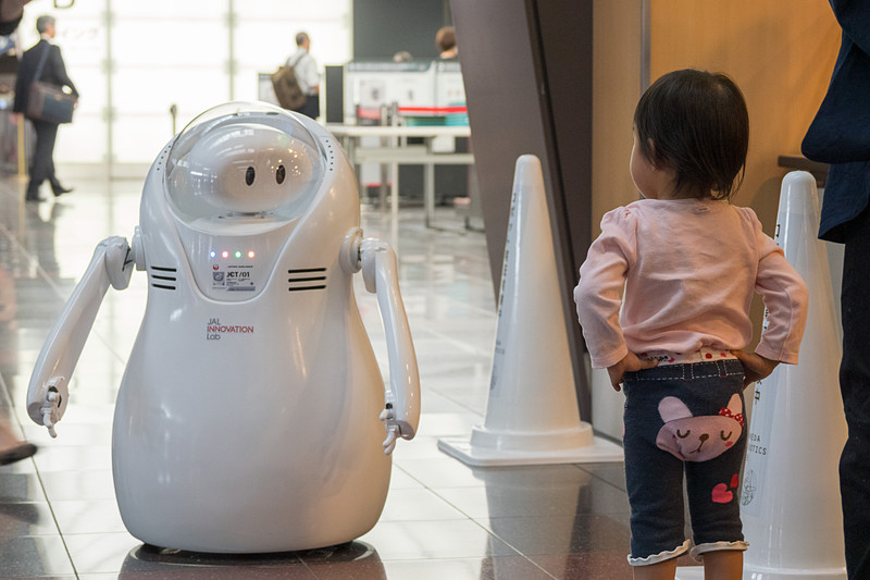 接客の様子。顔を向けて声をかけられるので、思わず近寄る人が多く見られた