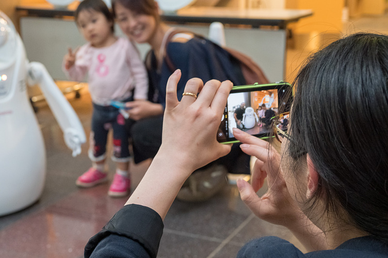 接客の様子。顔を向けて声をかけられるので、思わず近寄る人が多く見られた