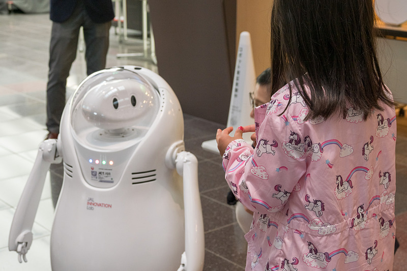 接客の様子。顔を向けて声をかけられるので、思わず近寄る人が多く見られた