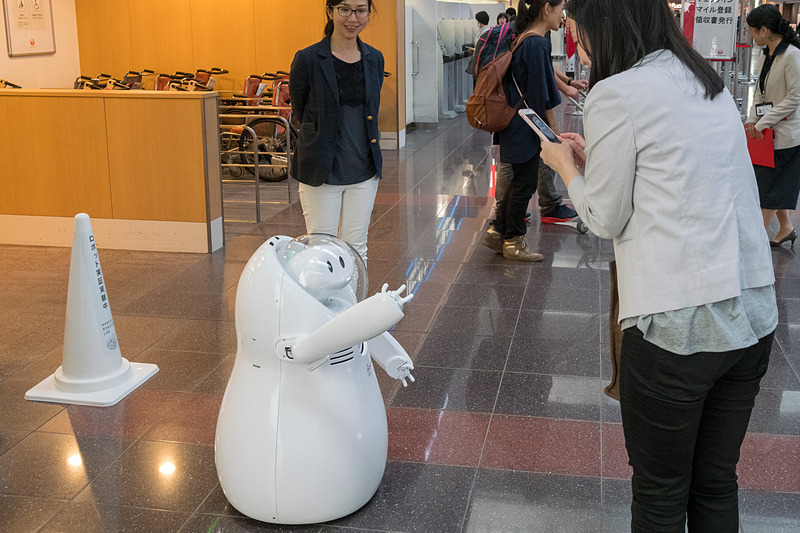 接客の様子。顔を向けて声をかけられるので、思わず近寄る人が多く見られた