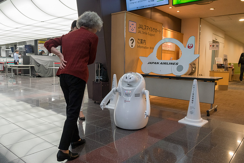 接客の様子。顔を向けて声をかけられるので、思わず近寄る人が多く見られた