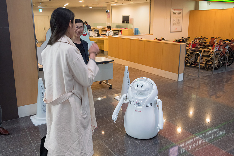 接客の様子。顔を向けて声をかけられるので、思わず近寄る人が多く見られた