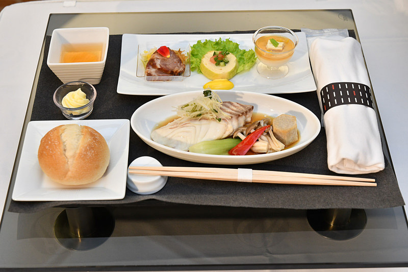 戸石産真鯛の中華ネギ風味・シメジ・チンゲン菜・サトイモ・レッドパブリカ（羽田発便1～10日、羽田着便21～31日）