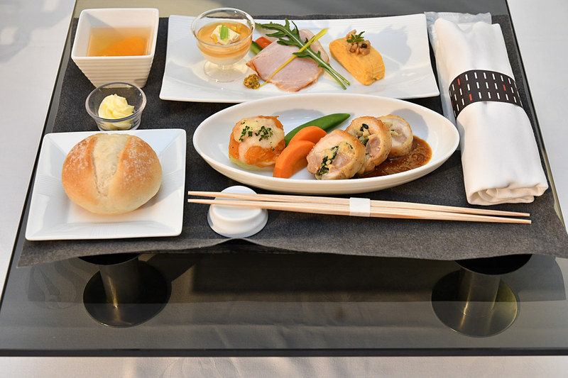 雲仙しまばら鶏と茸の詰め物マスタードソース・長崎産じゃが芋の海老チリソースオーブン焼き・シュガースナップピース・キャロット（羽田発便11～21日、羽田着便1～10日）