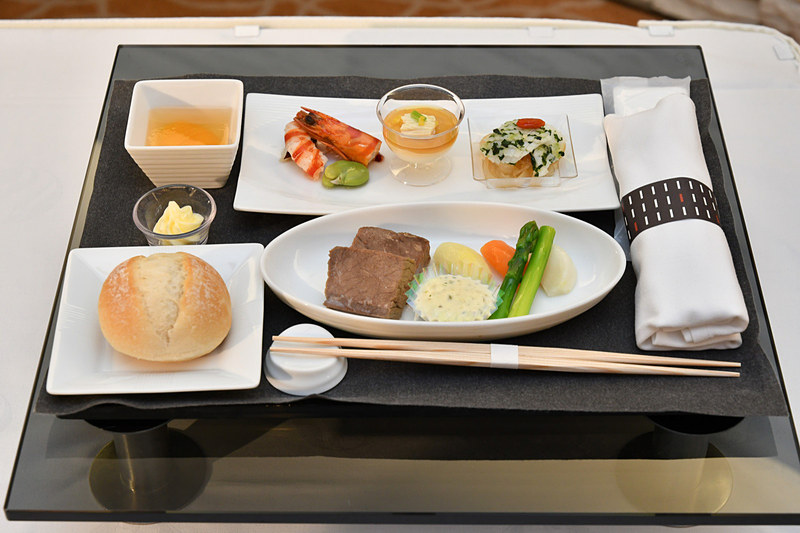 ボイルビーフ五島産「あごんちょび」入りレムラードソース・長崎産じゃが芋・キャロット・カブ・グリーンアスパラ（羽田発便21～31日、羽田着便11～20日）