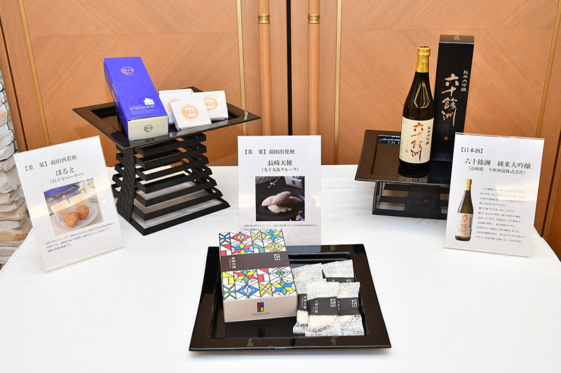 昼食時に提供される茶菓と飲み物。「ぽると（左、羽田着便）」「長崎天使（中央、羽田発便）」。純米大吟醸「六十餘洲（ろくじょうよしゅう）」（右）