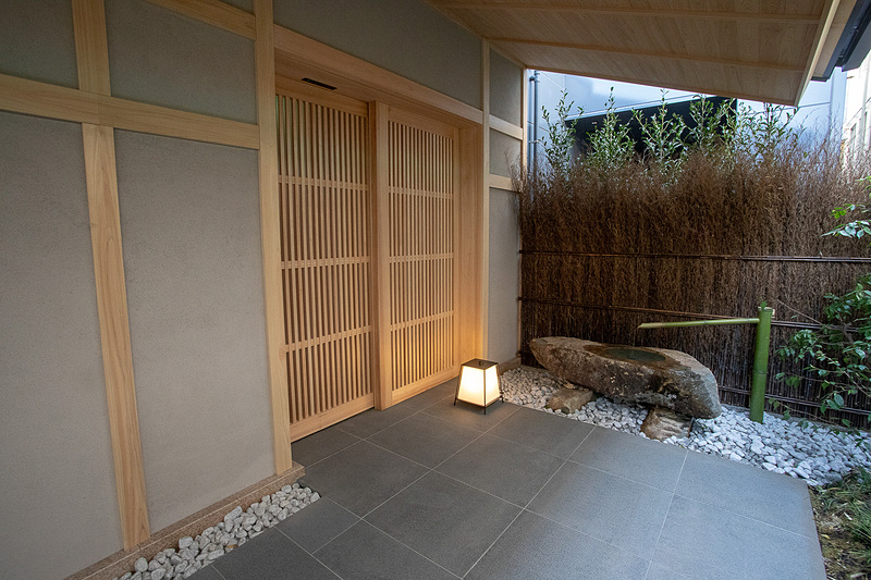平屋部分への入口も和風。手前には手水鉢が置かれる