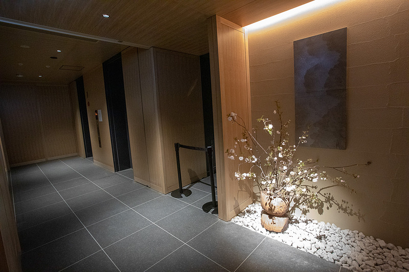 エレベータホール。エレベータは2基。かごのサイズが大きいので数名で乗っても窮屈さはなかった