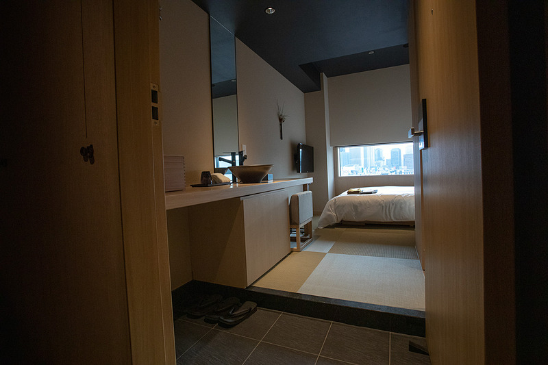 玄関と小上がりを設けて廊下をなくした。1.6mと間口は広めで、面積のわりに広さを感じる