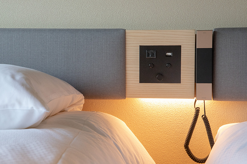 ベッドサイドの操作系。スマートフォンの充電用にUSBポートもある
