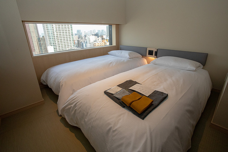 2階から16階にあるツインルーム。布団敷きのように低い位置にベッドを配置することで日本の生活文化が感じられる作りにしている