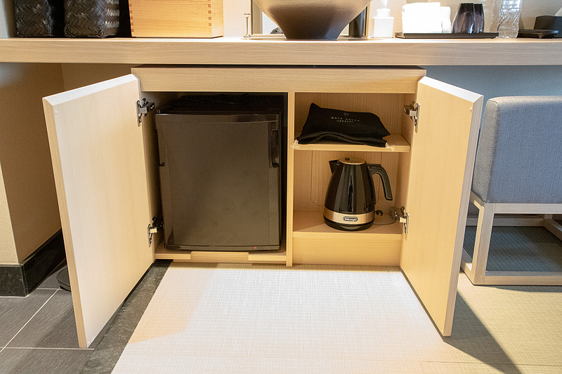 冷蔵庫や湯沸かしポットは収納されている