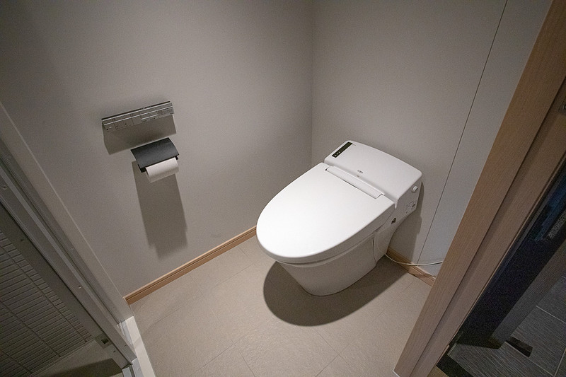 トイレとシャワールーム。セミダブルルーム、ツインルーム、コンフォートツインルームは湯船はなくシャワールームのみ。お湯に浸かる場合は露天風呂もある大浴場を利用する