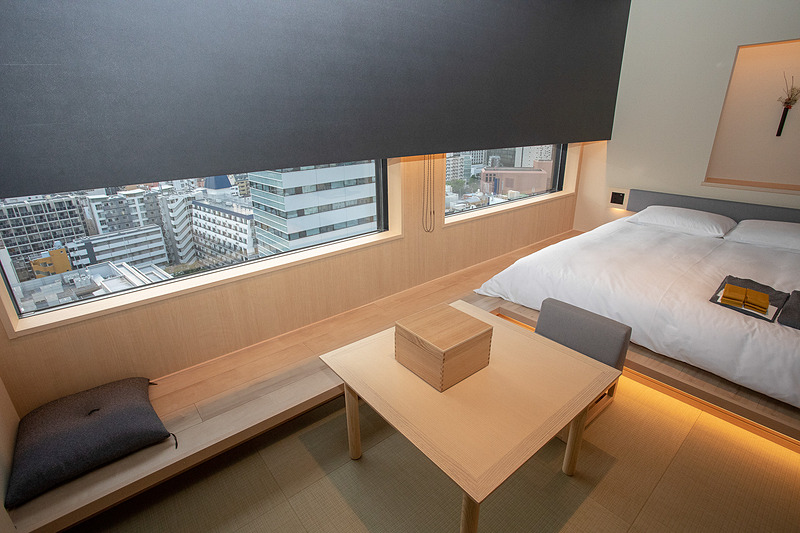 ベンチにも物置にも使える板の間がある。高さが低い雪見窓は座って外を見るのと、立って見るのでは見える風景が違ってくる