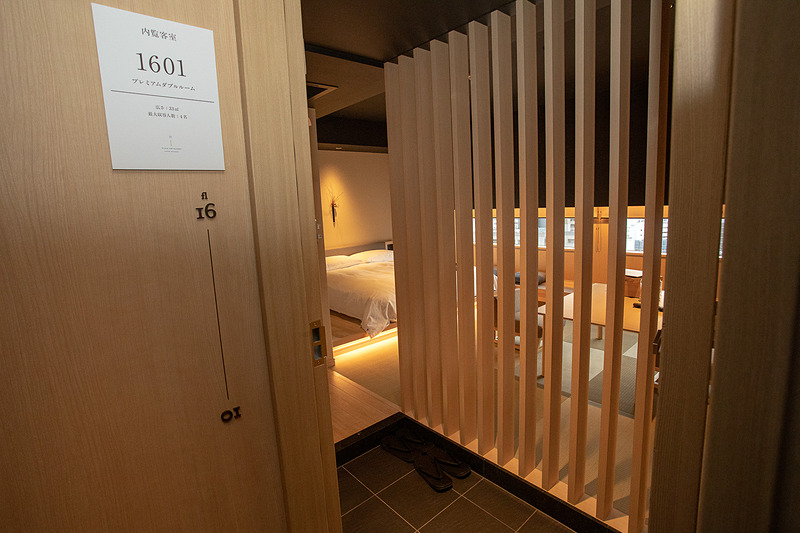 入口の扉を開けると玄関と部屋の境に木製の格子がある