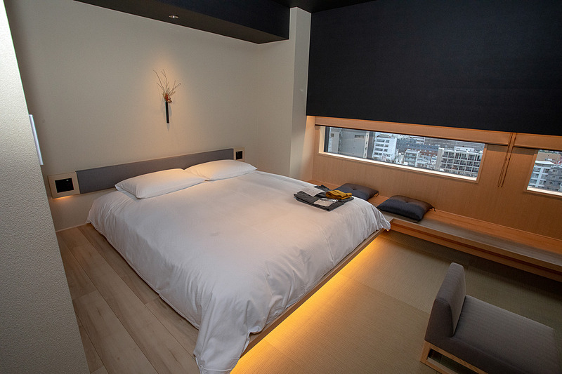 ベッドは床より一段高くなった板の間に設置。頭側の壁には飾り花が飾られている