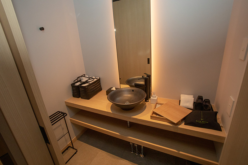 バスタブ付きの浴室も完備。浴室横には洗面所がある