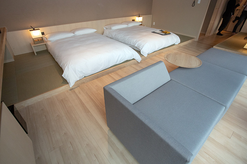 セミダブルベッドが2台ある。手前のソファを動かして布団を敷くことも可能