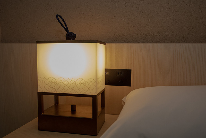 照明器具もYUENスイートルーム専用。YUENのマークが入っている