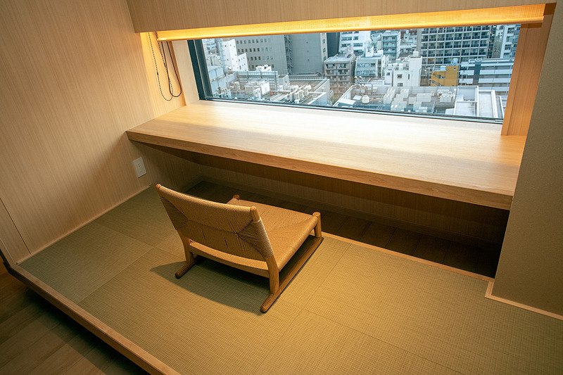 書院もある。ここの窓は雪見窓ふうの作り。足元は低くなるので通常のイスのように座れる