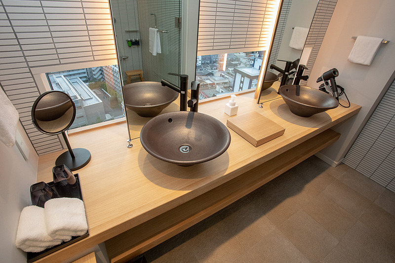 洗面台も広い。YUENスイートルームと大浴場のドライヤーはダイソン製が用意される