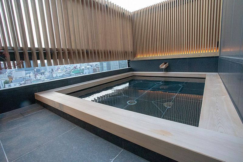 箱根の源泉から運んだ温泉の露天風呂つき大浴場の露天風呂