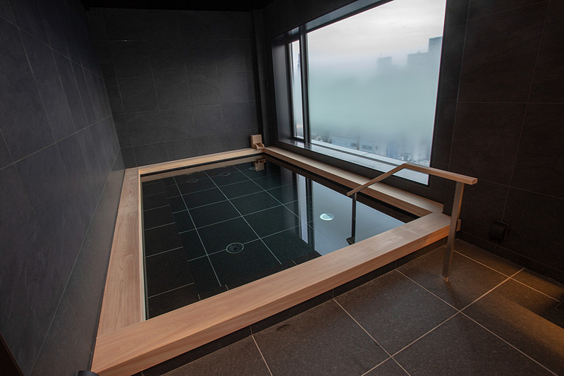 内湯もガラス張りで外の風景が楽しめる