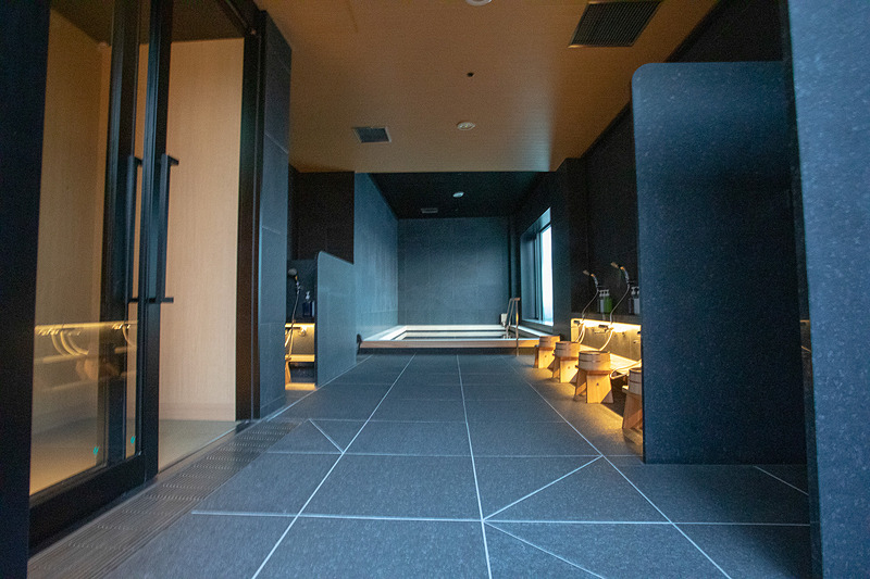 露天風呂側から内湯を見た光景