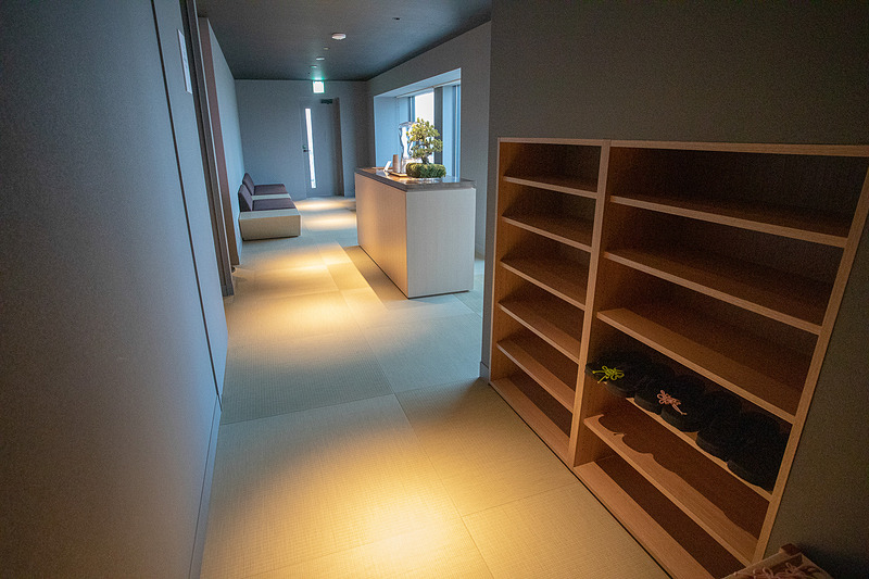 18階のエレベータを降りると大浴場の入口がある。大浴場前の休憩スペース。ここからは履き物を脱いで上がる