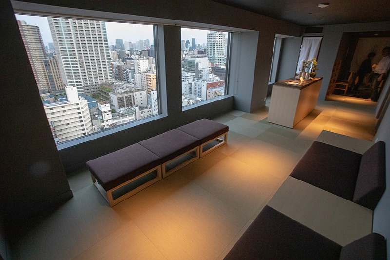 18階のエレベータを降りると大浴場の入口がある。大浴場前の休憩スペース。ここからは履き物を脱いで上がる