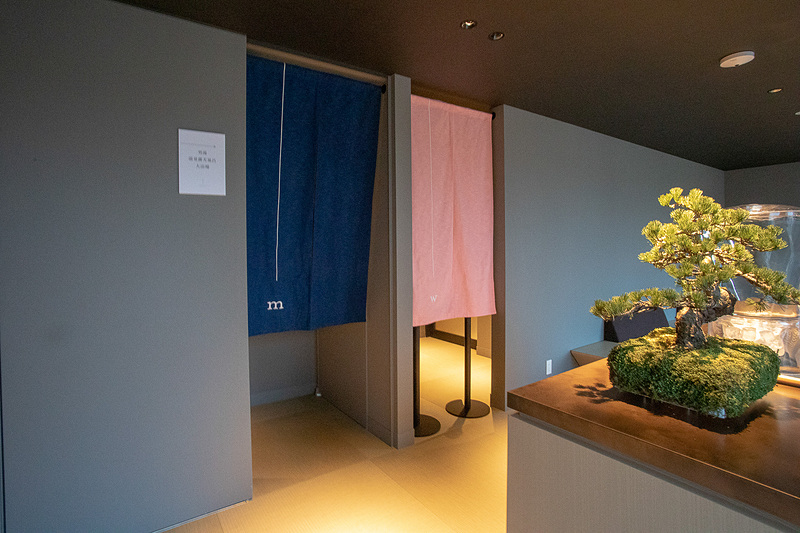 18階のエレベータを降りると大浴場の入口がある。大浴場前の休憩スペース。ここからは履き物を脱いで上がる