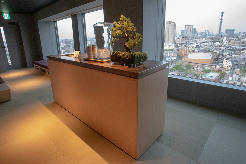 湯上がりに自由に食べられるアイスキャンディが用意してある。ウォーターサーバーもある