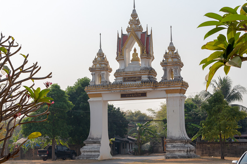 周囲の門構えも結構立派な作り