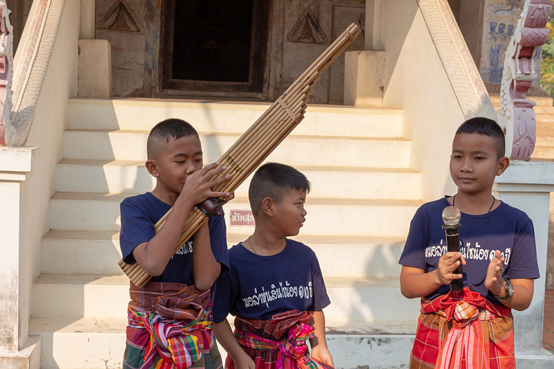 お寺の案内をしてくれたのは地元の8～11歳の男の子。ケーンを吹いてお出迎え