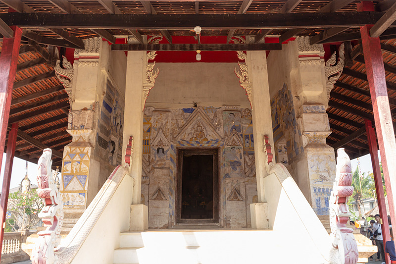 本堂の正面。古くからのしきたりでこの中は男性しか入れない