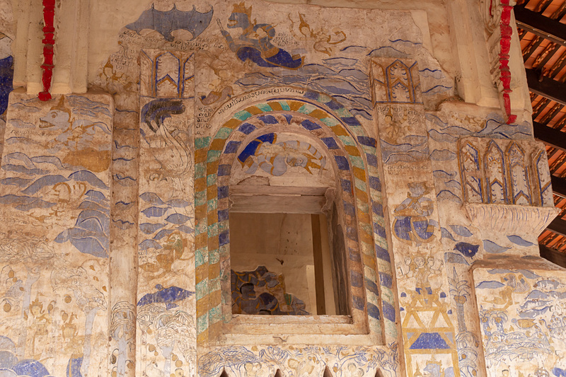 本堂の周囲には鮮やかな紺色でブッダの輪廻転生にまつわる話が描かれている