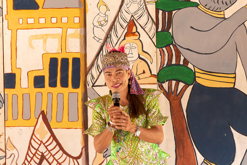 集会所ではモーラムを披露してもらった。笛と太鼓に合わせて軽やかに踊る