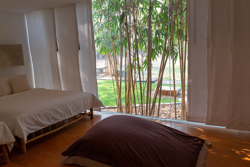 シンプルでリラックスできるベッドルーム