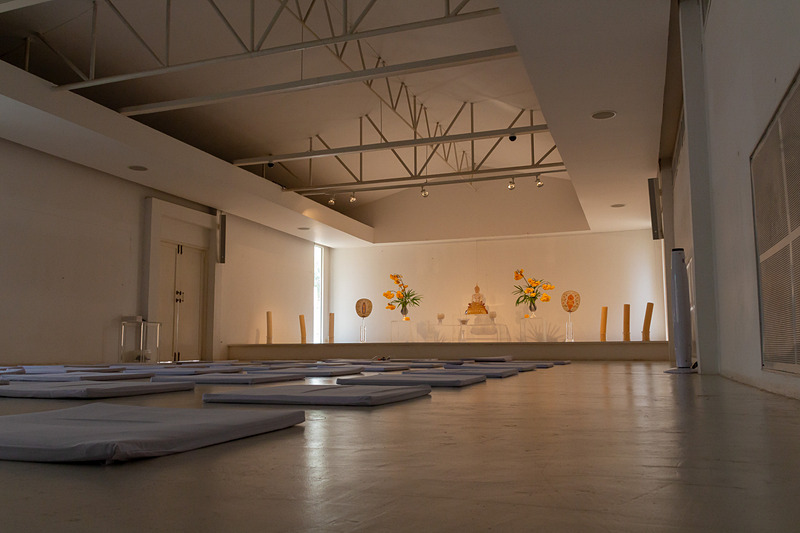 静寂に包まれた瞑想に使われる部屋