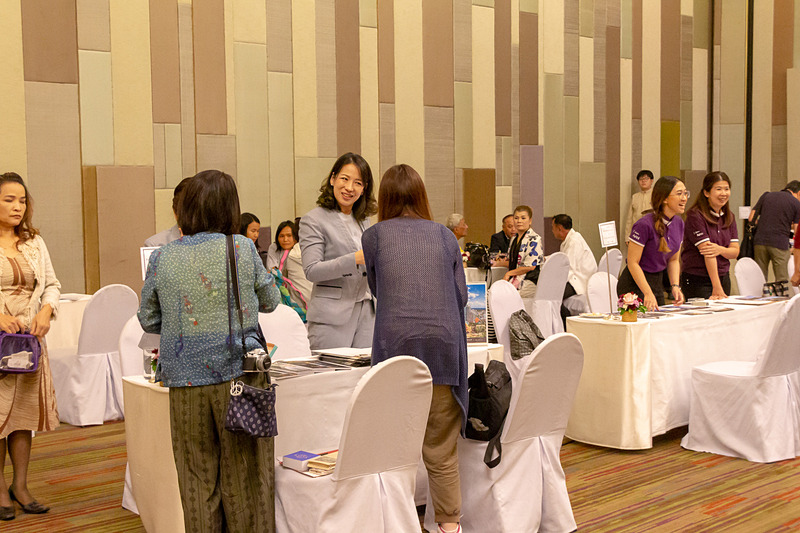 会場では、シルクの生産者や旅行業者が製品やサービスを熱心にアピールしていた