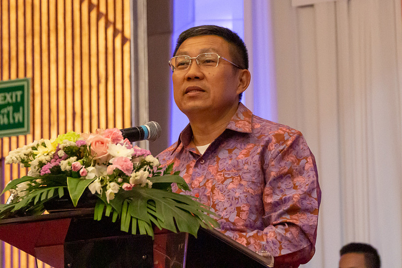 日本からの視察団を前に歓迎のあいさつをするソムサック・チャントラクーン知事